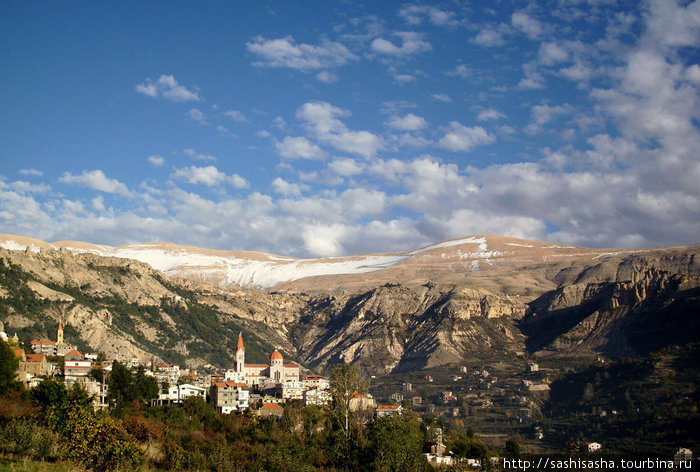 Вид с правого склона долины Кадеша на Бчаре Долина Кадиша, Ливан