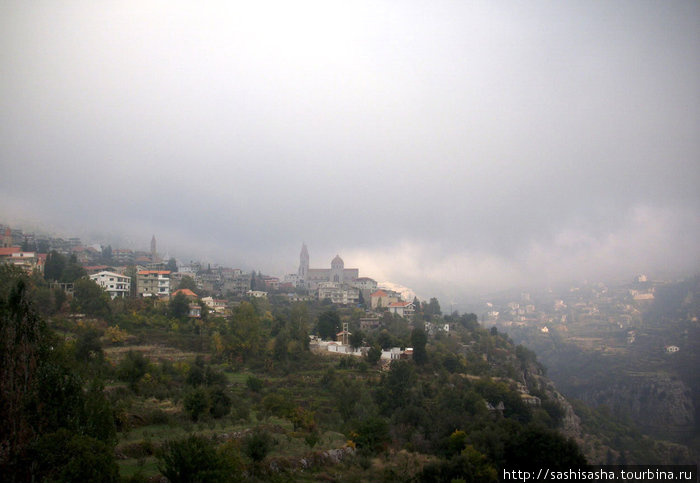 Погода в горах меняется стремительно, только что светило солнце, и вот уже накрыло облаком Долина Кадиша, Ливан