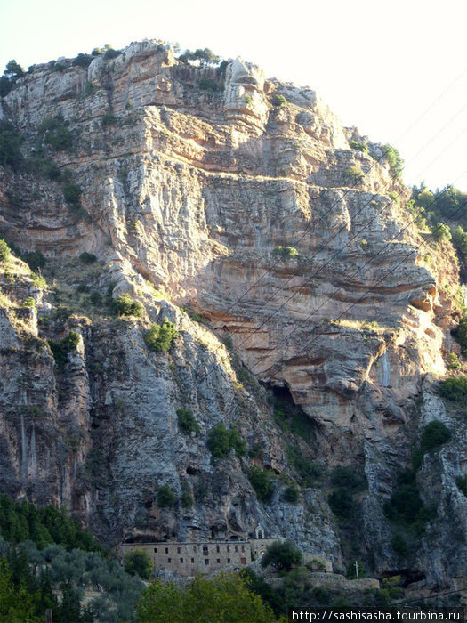 Монастыри вырублены прямо в скалах Долина Кадиша, Ливан