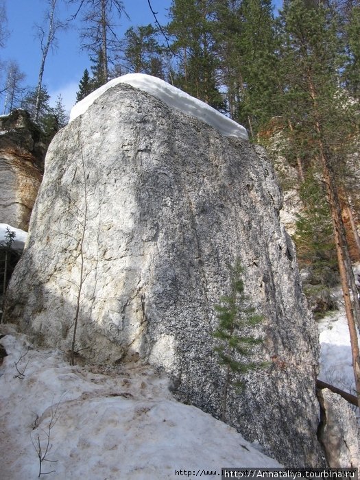 ... и отдельные большие камни. Пинега, Россия