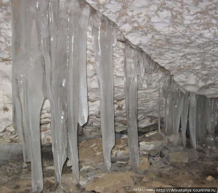 Сосульки в пещере бывают только зимой. Пинега, Россия