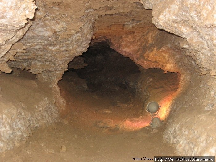 Один из самых цивилизованных и широких пещерных лазов! Представляете, какие были все прочие? Пинега, Россия