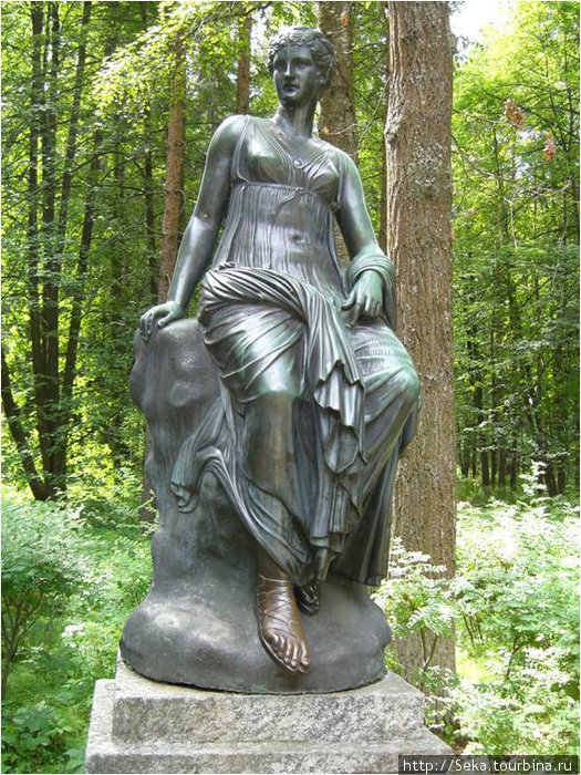 Одна из скульптур — муза истории Клио