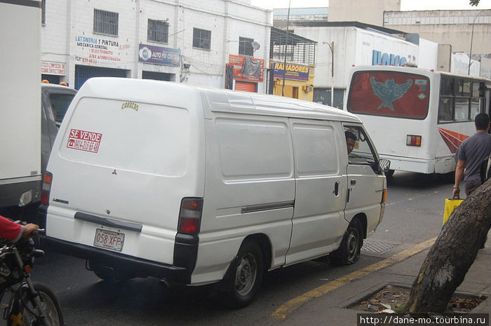Проезжающий мимо микроавтобус шелестел спущеным передним колесом. Каракас, Венесуэла