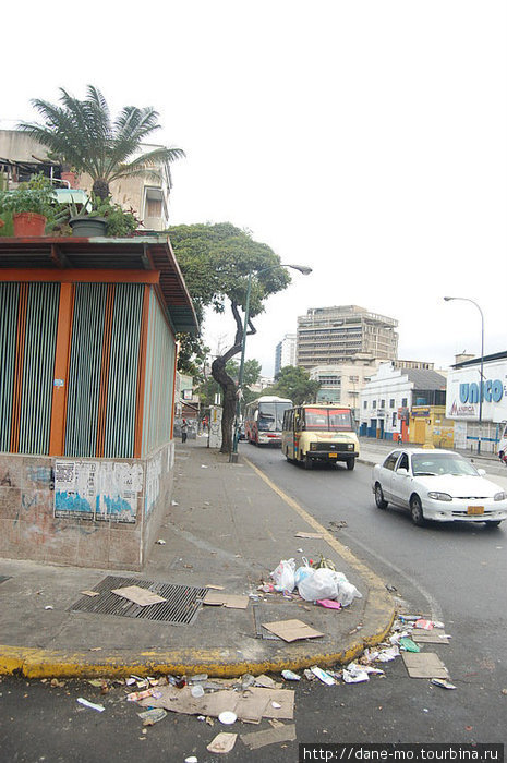 Как и в любом крупном городе на улицах полно мусора Каракас, Венесуэла