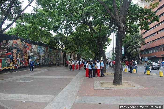 Это место кишит студентами. Все потому, что недалеко университет. Забор разрисован до горизонта. На картинах показывается история Венесуэлы. Каракас, Венесуэла