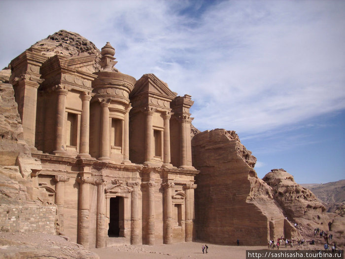 Еще один храм на самой вершине горы, маленькие человечки справа для ощущения масштаба Петра, Иордания