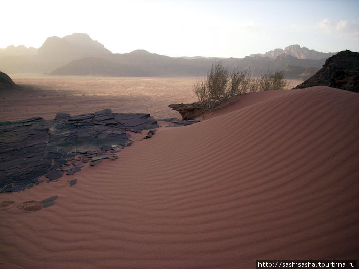 Вади Рам - скалы, песок и палящее солнце Пустыня Вади Рам, Иордания