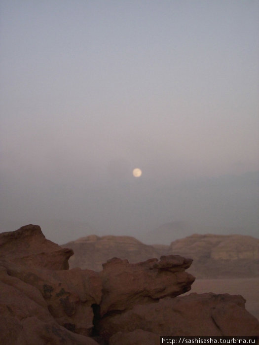 Луна над пустыней Пустыня Вади Рам, Иордания