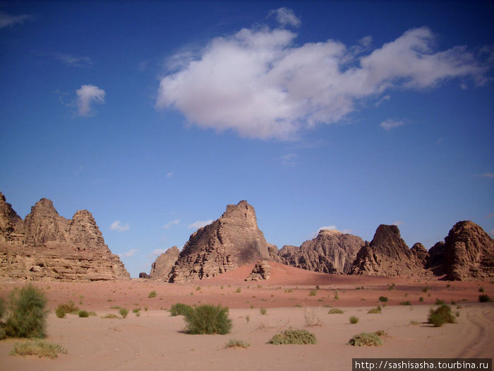 Вади Рам - скалы, песок и палящее солнце Пустыня Вади Рам, Иордания
