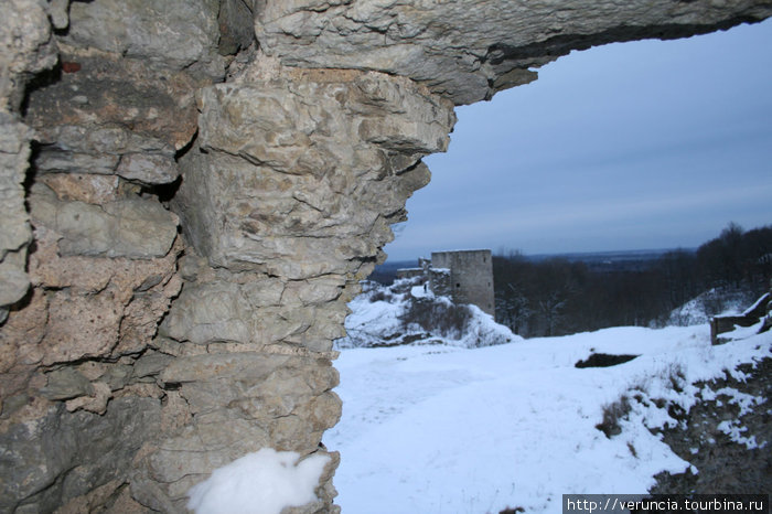 Вид на Наугольную башню из северной части крепости. Копорье, Россия