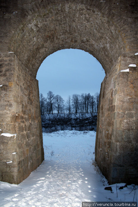 Впервые Копорье упоминается в новгородских летописях за 1240 год. Вид через мост на овраг и речку Копорку.