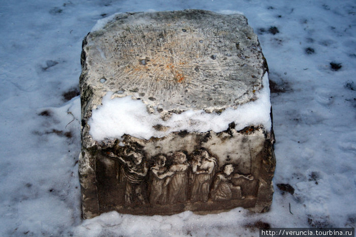 Надгробные плиты вынесены из склепа во внутренний двор крепости. Копорье, Россия