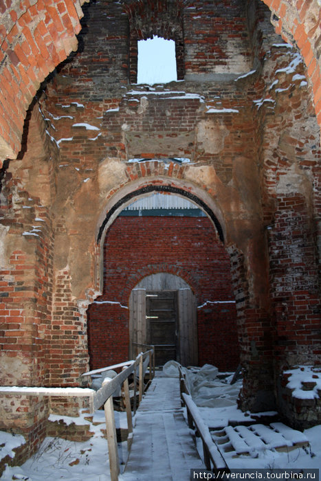 Церковь Преображения очень медленно восстанавливается из руин. Копорье, Россия