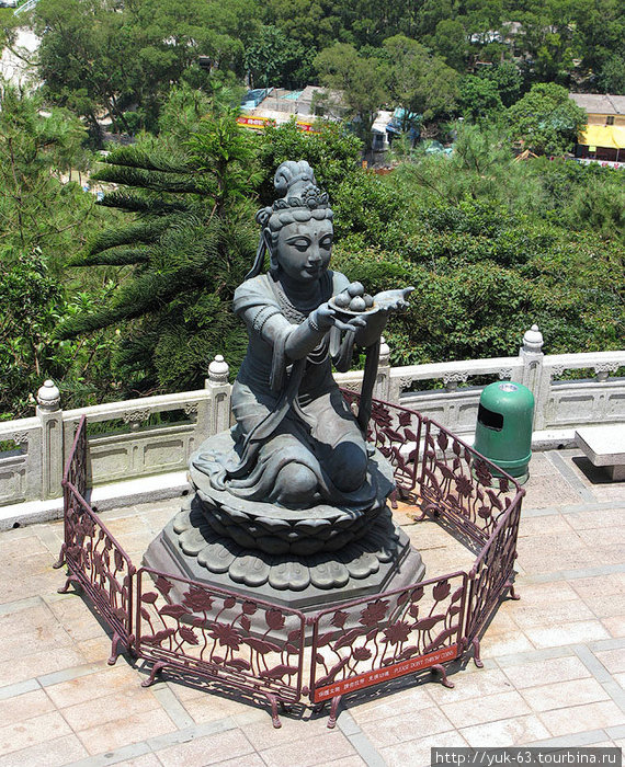 у подножия статуи Будды Остров Лантау, Гонконг