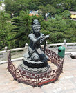 у подножия статуи Будды