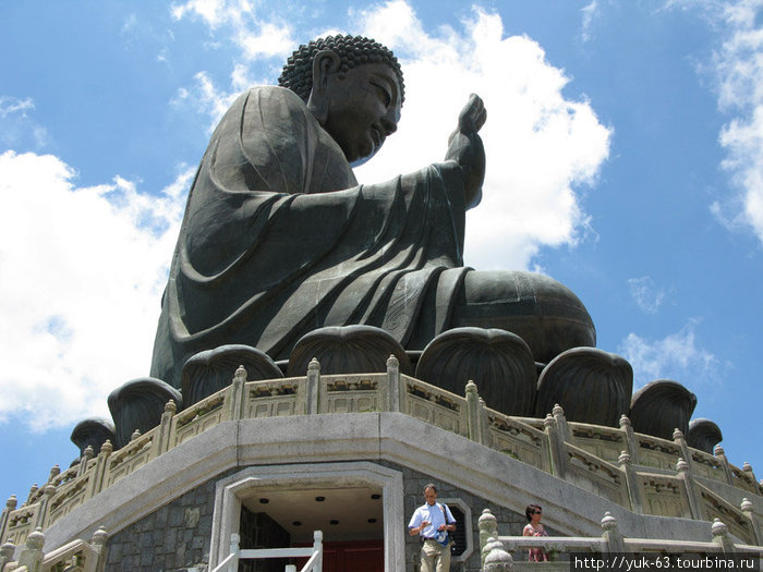 Бронзовая статуя Будды, в основании один из входов в музей буддизма. Остров Лантау, Гонконг