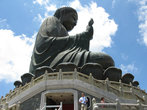 Бронзовая статуя Будды, в основании один из входов в музей буддизма.