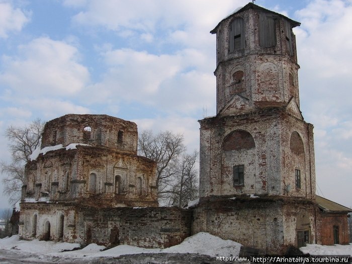 Главный монастырский храм и колокольня Пинега, Россия
