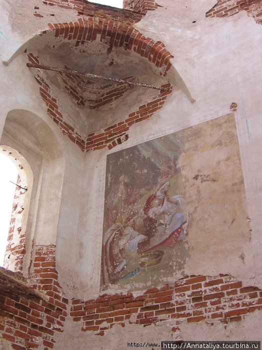 На стенах храма Красногорского монастыря остались сейчас лишь потертые фрески... Пинега, Россия