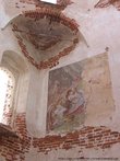 На стенах храма Красногорского монастыря остались сейчас лишь потертые фрески...