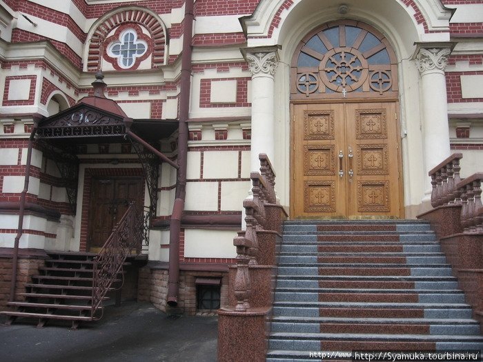 Вход в храм с южной стороны. Харьков, Украина