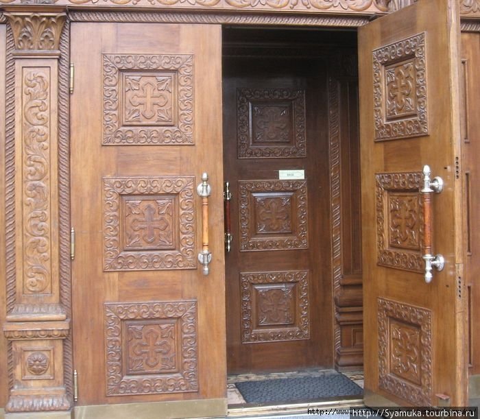 Дверь входа с северной стороны. Харьков, Украина