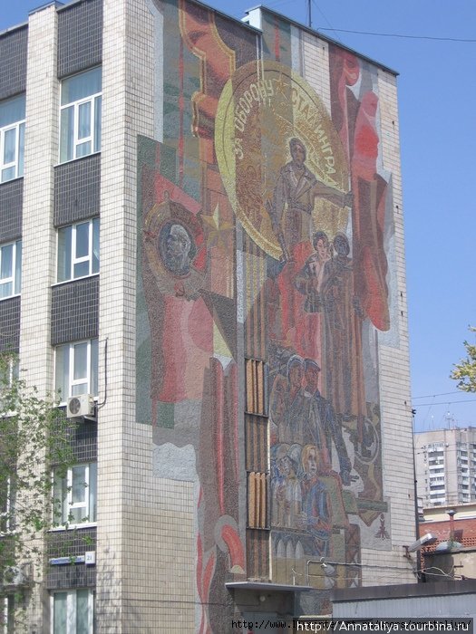 Так украшены стены обычных жилых домов. Волгоград, Россия