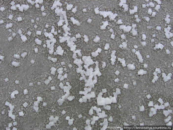 Так соль кристаллизуется на поверхности озера Волгоградская область, Россия