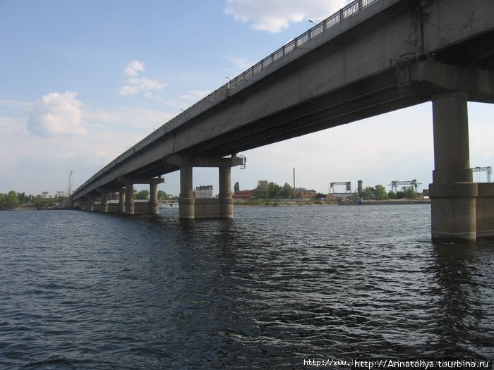 Самая главная достопримечательность Саратова — это Волга и длинный, чуть ли не 3-километровый мост через нее. На сей раз по Волге мы даже покатались на теплоходике. Саратов, Россия