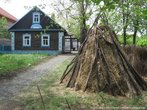 На той же Соколовой горе, видимо, не так давно открыли Национальную деревню народов Саратовской области. Финно-угорский дом.