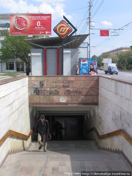 Вот это — вход на станцию скоростного трамвая. А чуть выше значок его обозначения. Волгоград, Россия