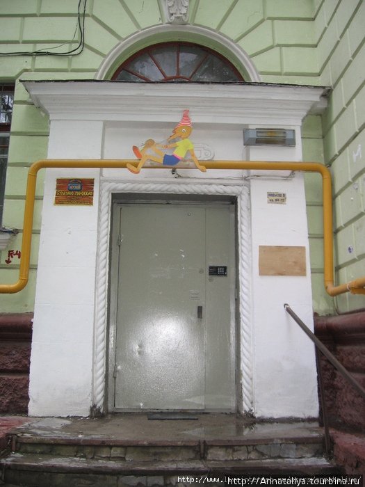 Сразил меня наповал музей Буратино-Пиноккио вот с таким вот фасадом. Я о нем и не слышала никогда! Какого цвета рубашка у Буратино? :) Москва, Россия
