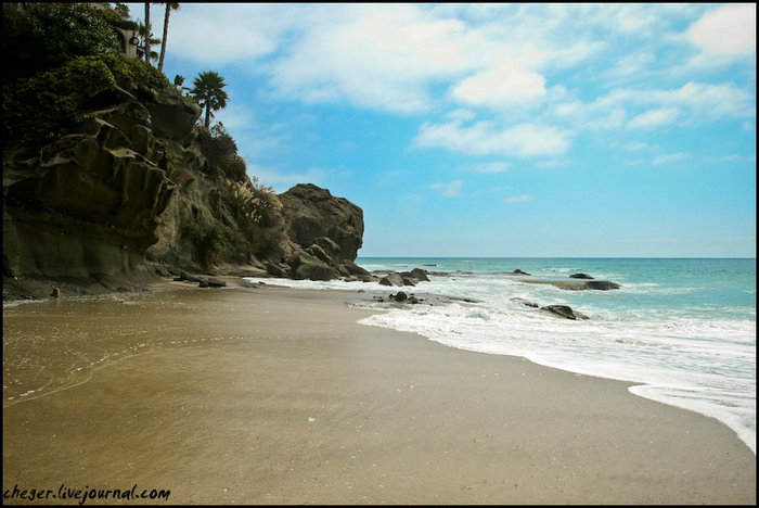 За этим мысом находится самый популярный нудистский пляж Лагуна-Бич, CША