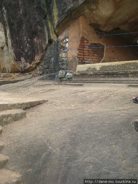 Чтобы равномерно разлиться по раскаленному камню, охлаждая его. В это время рядом сидела царица. Сигирия, Шри-Ланка
