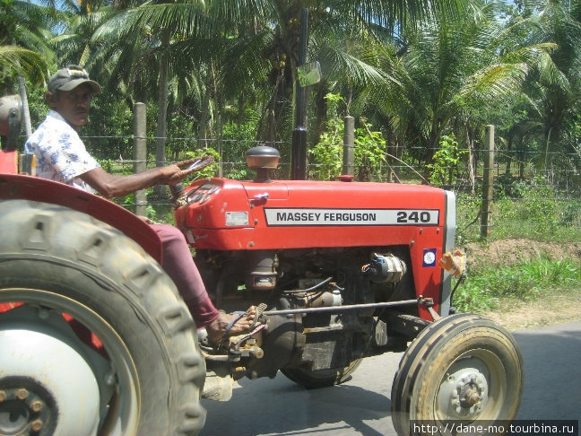 Запомнились тракторы с зеркалом заднего вида, прикрепленные к выхлопной трубе Северо-Центральная провинция, Шри-Ланка