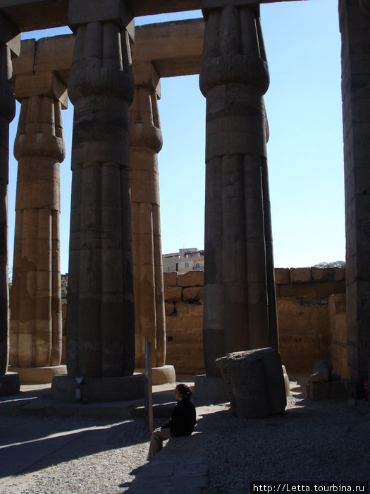 Современный город Луксор, Египет