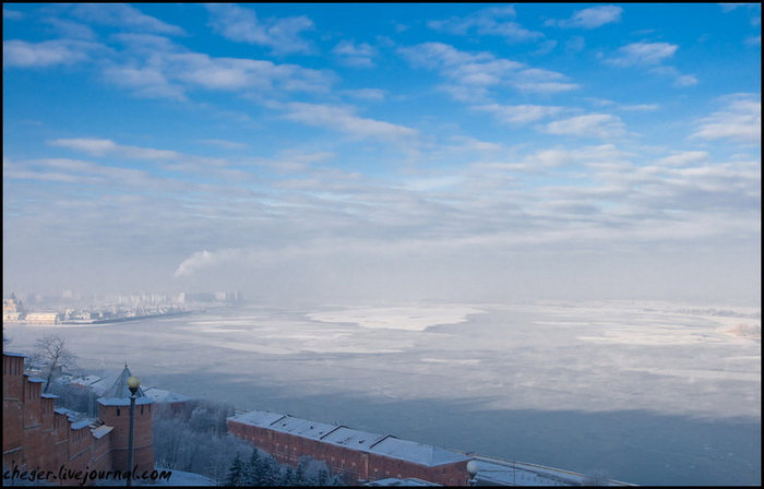Вид на замерзающее слияние Оки и Волги — так называемая Стрелка Нижний Новгород, Россия