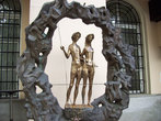 Двор Музея современного искусства. Против СПИДа (уменьшенный вариант 7-метровой скульптуры)