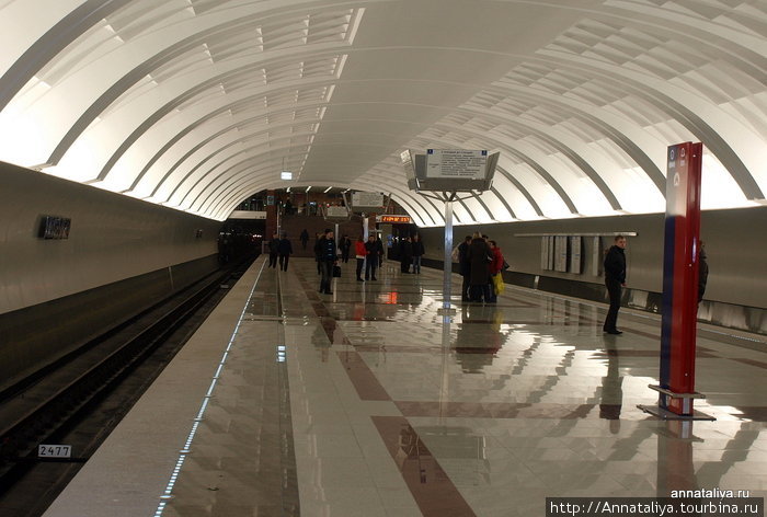 В общем, не зря московский мэр с компанией тусовался вчера на открытии именно этой станции. Она, на наш взгляд, самая красивая из всех, хотя, по-моему, и несколько напоминает дизайном станцию метро Строгино. Москва, Россия