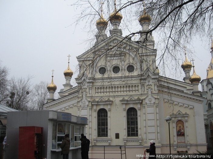 Озерянская церковь. А перед ней стоит киоск с вкусными монастырскими пирогами и хлебом. Харьков, Украина