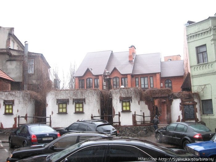 Напротив театра, через ту же улицу, расположился ресторан Подворье, знаменит украинской кухней и дорогими блюдами. Харьков, Украина