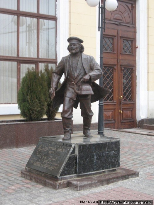 А на вокзале Харькова установлена скульптура еще одному герою романа, отцу Федору с чайником в руках, бегущему по перрону за кипятком. Харьков, Украина