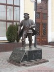 А на вокзале Харькова установлена скульптура еще одному герою романа, отцу Федору с чайником в руках, бегущему по перрону за кипятком.
