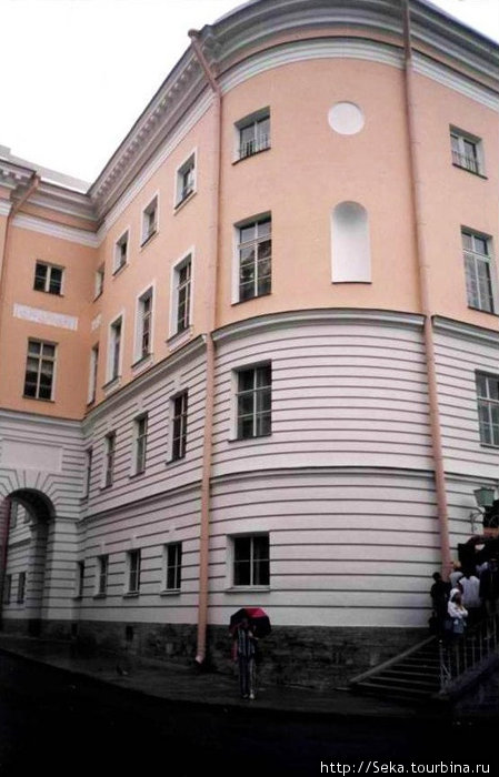 Здание музея (фото отсканировано)