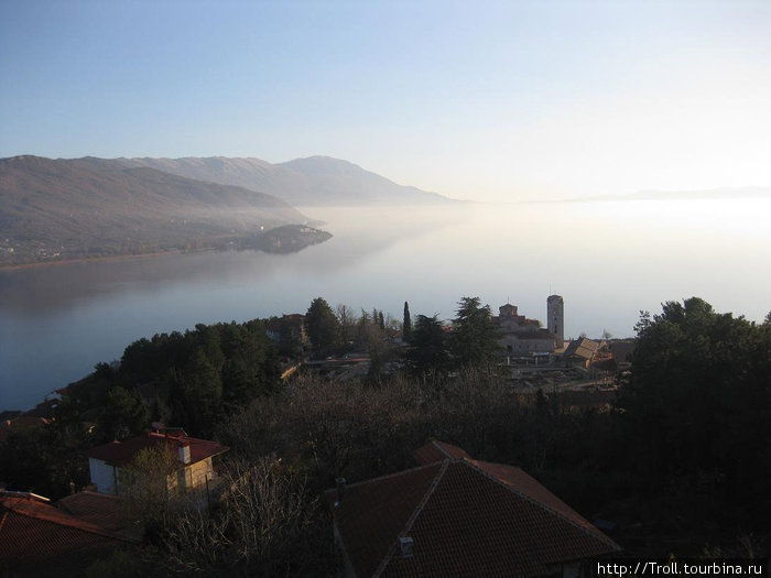 Как нарисованное, лежит Охридское озеро Охрид, Северная Македония