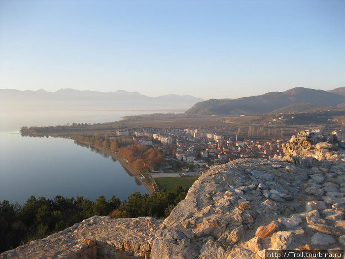 Лука к западу от крепости, на заднем плане видно Албанию Охрид, Северная Македония