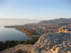 Лука к западу от крепости, на заднем плане видно Албанию