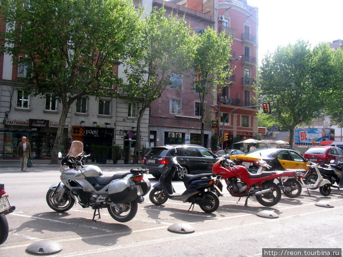 Типичный транспорт для этих широт Барселона, Испания