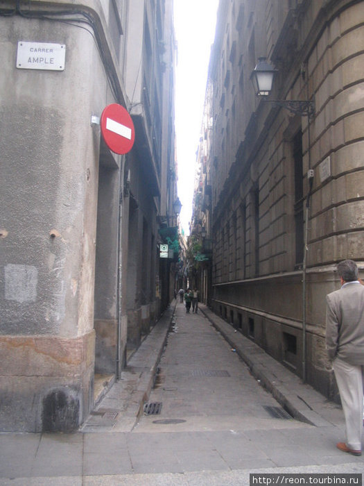 Многие улочки чрезвычайно узки Барселона, Испания